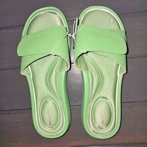 NWT Memory Foam Women's Green Flip Flop Velcro Strap Sandals Size 9-10